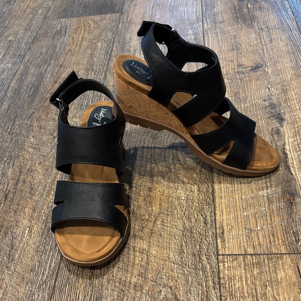 Vintage 7 Eight Black Wedge Sandals sz 7M